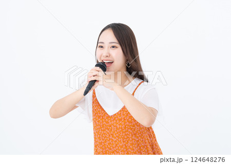 カラオケをする若い女性 カラオケをする若い女性 124648276