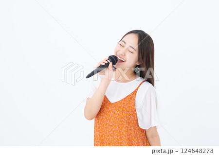 カラオケをする若い女性 カラオケをする若い女性 124648278