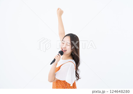 カラオケをする若い女性 124648280