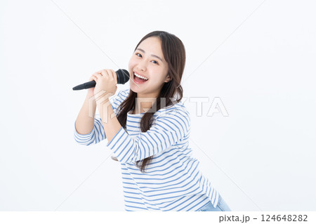 カラオケをする若い女性 124648282