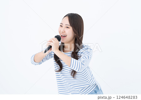 カラオケをする若い女性 124648283