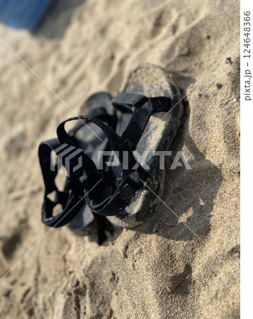 砂浜に置かれたサンダル 124648366