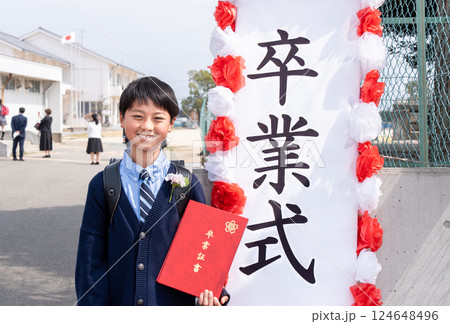 小学校の卒業式に出席する小学生の男の子 小学校の卒業式に出席する小学生の男の子 124648496