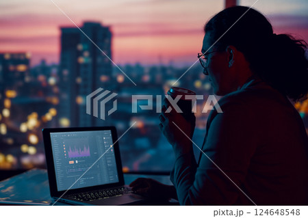 businesswoman working on laptop 124648548