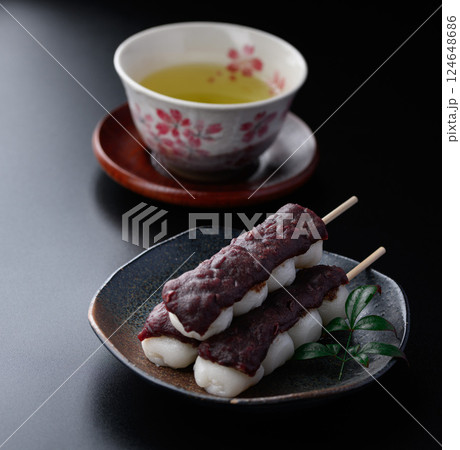 和菓子　串だんご （ 粒あん ）黒背景 124648686