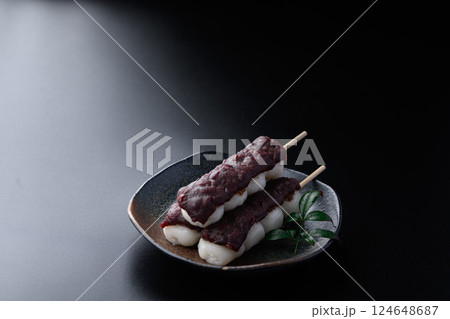 和菓子 串だんご ( 粒あん )黒背景 和菓子 串だんご ( 粒あん )黒背景 124648687