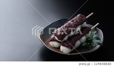 和菓子　串だんご （ 粒あん ）黒背景 124648688