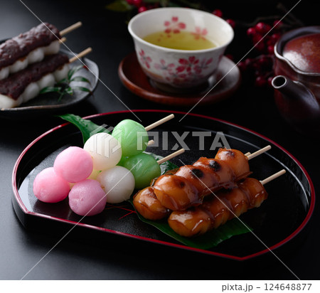 3種類の串だんご ( 和菓子 ) みたらし団子 三色だんご 串だんご 3種類の串だんご ( 和菓子 ) みたらし団子 三色だんご 串だんご 124648877