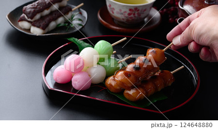 3種類の串だんご （ 和菓子 ） みたらし団子 三色だんご 串だんご 124648880