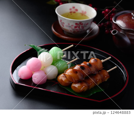2種類の串だんご （ 和菓子 ） みたらし団子 三色だんご 124648883