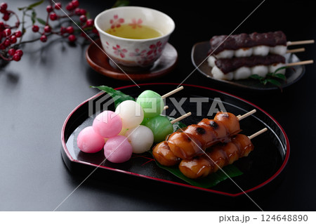 3種類の串だんご （ 和菓子 ） みたらし団子 三色だんご 串だんご 124648890