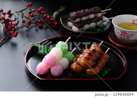 3種類の串だんご （ 和菓子 ） みたらし団子 三色だんご 串だんご 124648894