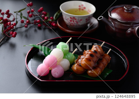 2種類の串だんご （ 和菓子 ） みたらし団子 三色だんご 124648895