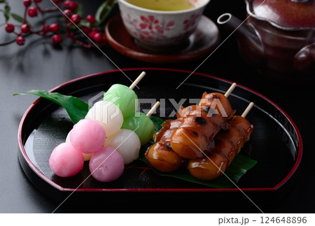 2種類の串だんご ( 和菓子 ) みたらし団子 三色だんご 2種類の串だんご ( 和菓子 ) みたらし団子 三色だんご 124648896