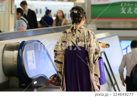 袴姿の卒業生　卒業式を迎える学生 124649277