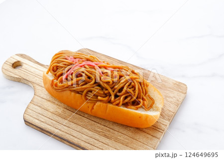 昔なつかしいソース味の焼きそばパン 昔なつかしいソース味の焼きそばパン 124649695