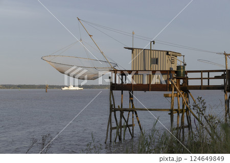 Traditional fishing hut on river Gironde, Bordeaux, Aquitaine, France 124649849