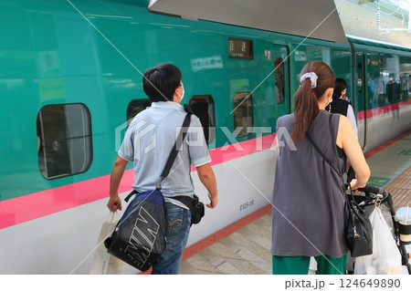 新幹線の乗客　東京駅　旅行客　新幹線のホーム 124649890
