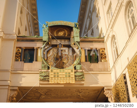 Artistic Statues in Viennas Urban Landscape Artistic Statues in Viennas Urban Landscape 124650280