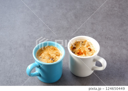 エスプレッソと牛乳を混ぜたコーヒー、カフェ・ラッテが入った、ふたつのマグカップ 124650449
