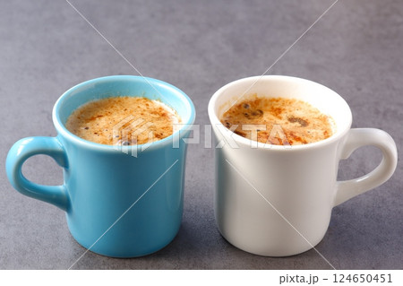 エスプレッソと牛乳を混ぜたコーヒー、カフェ・ラッテが入った、ふたつのマグカップ 124650451