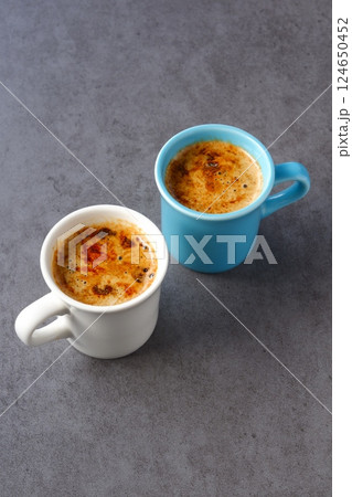 エスプレッソと牛乳を混ぜたコーヒー、カフェ・ラッテが入った、ふたつのマグカップ 124650452