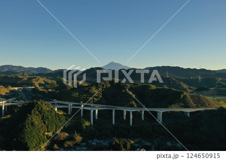 新東名高速道路ジャンクションドローン空撮冬の富士山日の出の撮影インターチェンジ｜中部横断自動車道 124650915