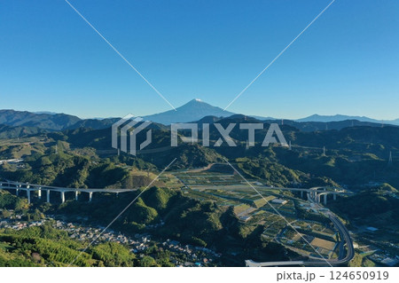 新東名高速道路ジャンクションドローン空撮冬の富士山日の出の撮影インターチェンジ｜中部横断自動車道 124650919