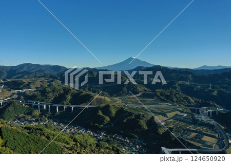 新東名高速道路ジャンクションドローン空撮冬の富士山日の出の撮影インターチェンジ|中部横断自動車道 新東名高速道路ジャンクションドローン空撮冬の富士山日の出の撮影インターチェンジ|中部横断自動車道 124650920