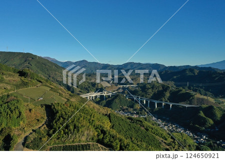 新東名高速道路ジャンクションドローン空撮冬の富士山日の出の撮影インターチェンジ｜中部横断自動車道 124650921