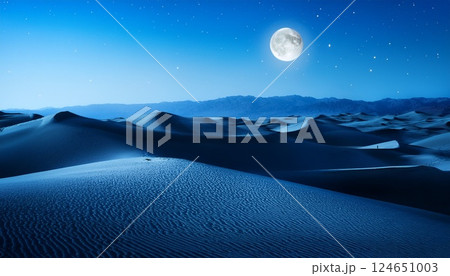 月明かりが照らす青い砂漠と星空3 124651003