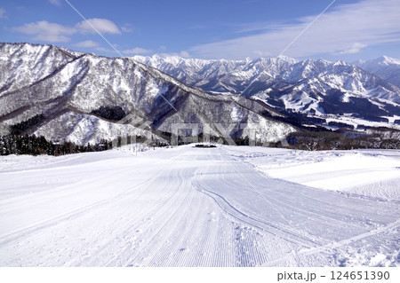 圧雪車で整備された広大なゲレンデと山並み 遠く谷川連峰を望む 124651390