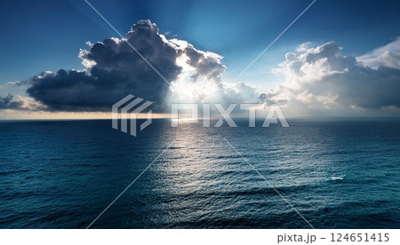 雲間から光が差す美しい海の風景6 124651415