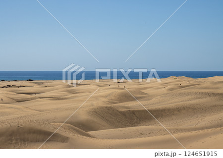 Sand dunes and Atlantic ocean, Gran Canaria, Spain Sand dunes and Atlantic ocean, Gran Canaria, Spain 124651915