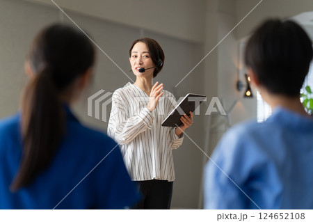 女性 説明会 女性 説明会 124652108