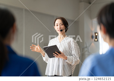 女性　説明会 124652115