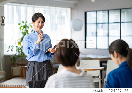 女性　説明会 124652128