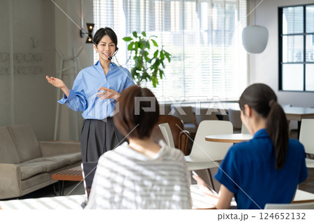 女性　説明会 124652132