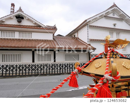 東広島市西条町酒蔵通り 酒蔵と祇園まつりのお神輿 東広島市西条町酒蔵通り 酒蔵と祇園まつりのお神輿 124653082