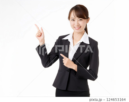 笑顔で指差しをするホテルウーマン 124653164
