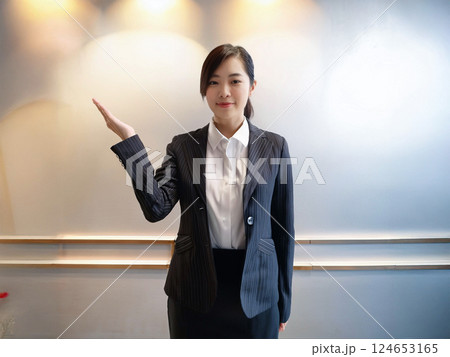 笑顔で指差しをするホテルウーマン 124653165