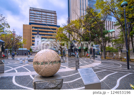日本の横浜都市景観 開港広場から横浜海岸教会や日米和親条約締結の地などを望む 124653196