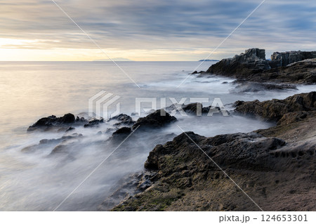 神奈川県真鶴町 朝焼けの番場浦海岸 神奈川県真鶴町 朝焼けの番場浦海岸 124653301