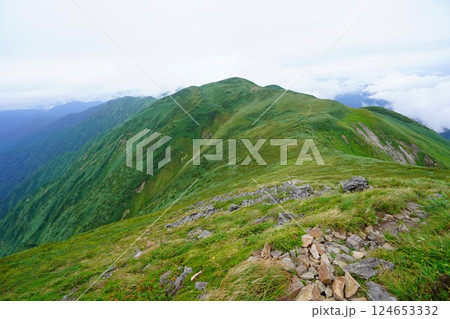 飯豊連峰の頼母木山から地神山への稜線 124653332