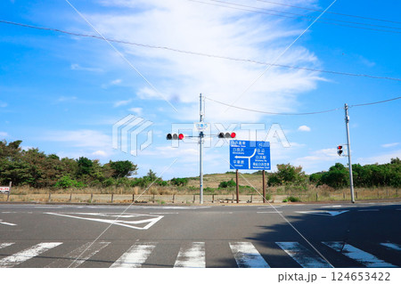 青空に続く道 124653422