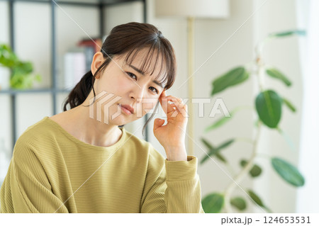 リビングで悩む若い女性 124653531
