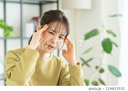 リビングで悩む若い女性 124653532