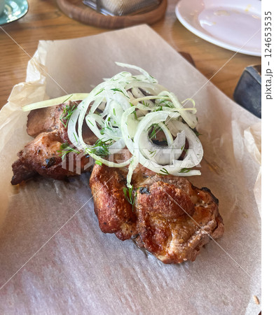 Grilled shish kebab with onion 124653535