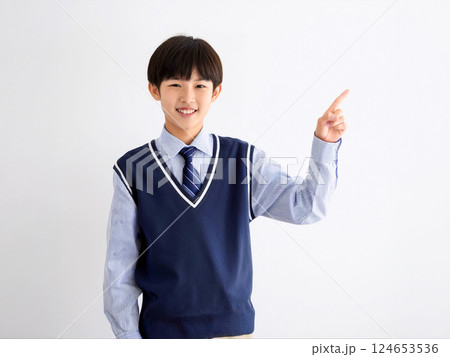 おすすめの学習塾に指をさす賢そうな小学生 124653536