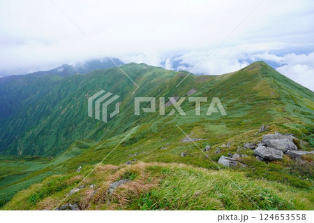 飯豊連峰の地神山から朳差岳への稜線 飯豊連峰の地神山から朳差岳への稜線 124653558